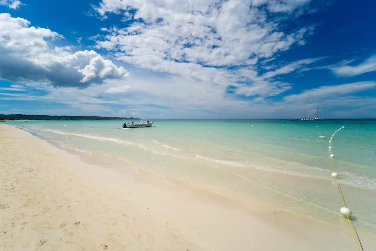 Blue Skies Beach Resort Negril